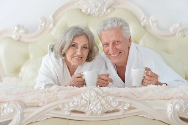 Ανώτερος ζευγάρι στο κρεβάτι με τσάι — Φωτογραφία Αρχείου