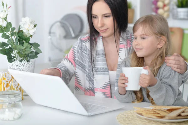 Mor och dotter som använder laptop — Stockfoto