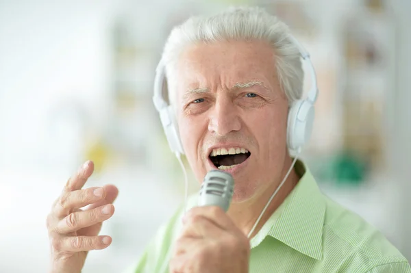 Hombre mayor en auriculares cantando —  Fotos de Stock