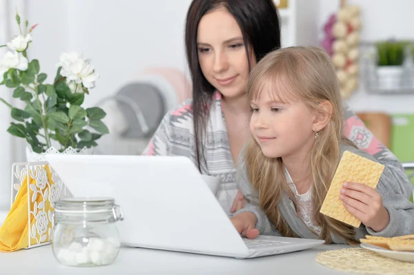 Mor och dotter som använder laptop — Stockfoto