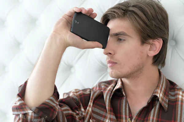 Jovem com telefone — Fotografia de Stock