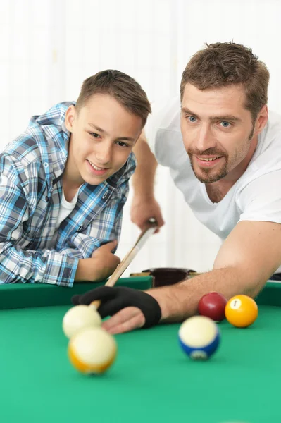 Padre e figlio giocare a biliardo — Foto Stock