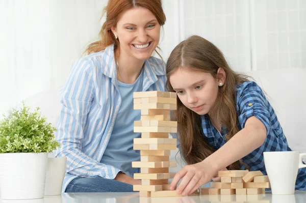 Família na mesa jogando jogo de tabuleiro — Fotografia de Stock