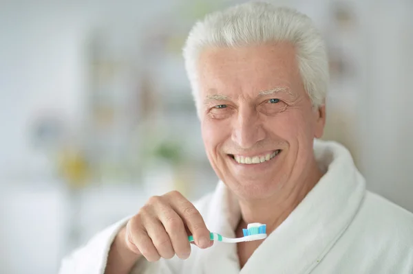 Homem idoso escovando os dentes — Fotografia de Stock