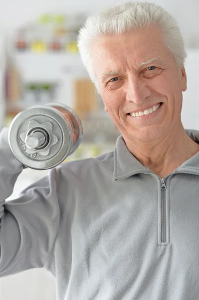 Uomo anziano in palestra — Foto Stock