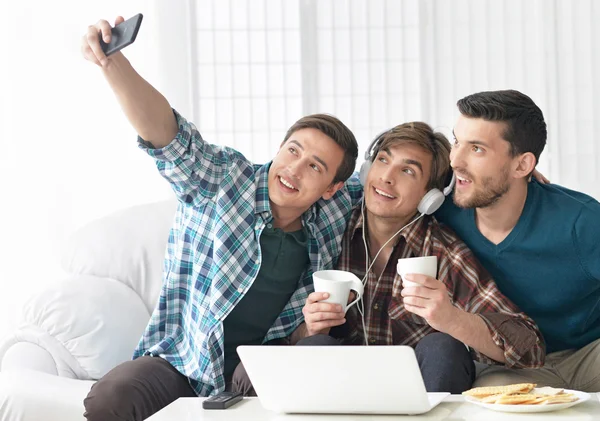 Homens se divertindo tirando foto selfie — Fotografia de Stock