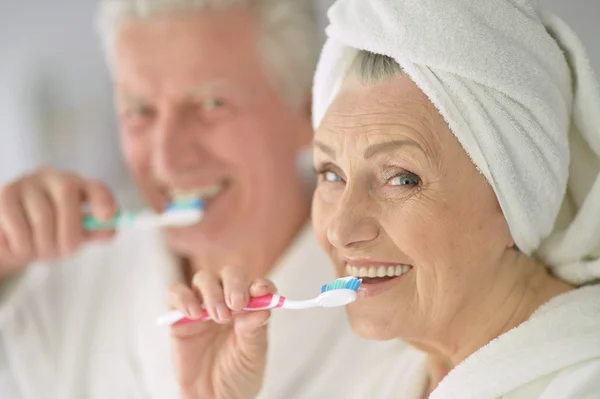 Senior couple with toobrushes — Stock Photo, Image