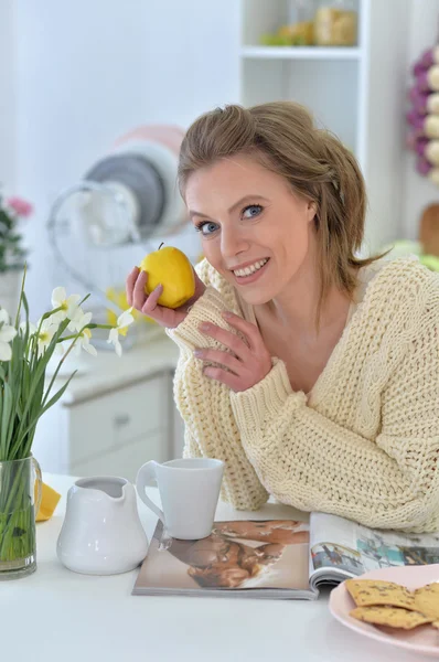 Žena pít čaj s časopisem — Stock fotografie