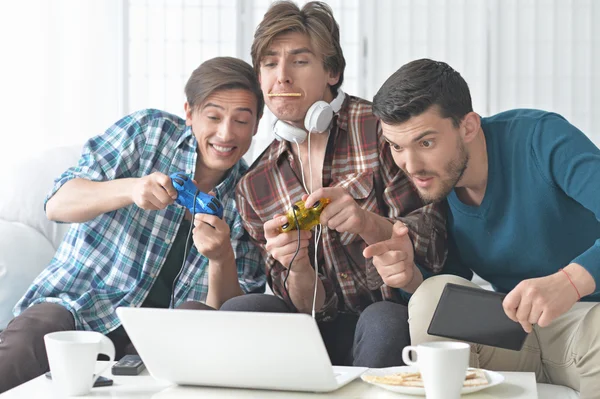 Männer spielen Computerspiele — Stockfoto