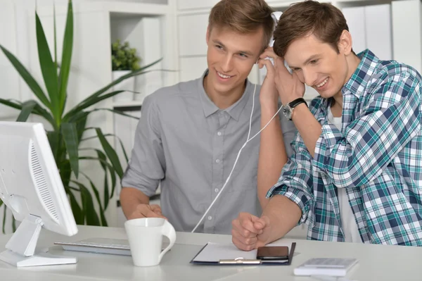 Porträt schöner Männer mit Computer — Stockfoto