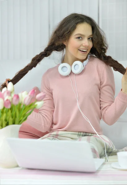 Jovem mulher com laptop — Fotografia de Stock