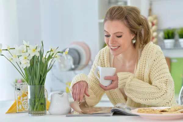 女性雑誌とお茶を飲む — ストック写真