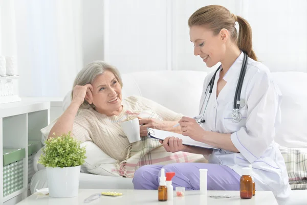 Medico e il suo paziente anziano — Foto Stock