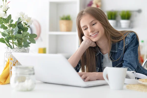 Chica feliz usando ordenador portátil — Foto de Stock