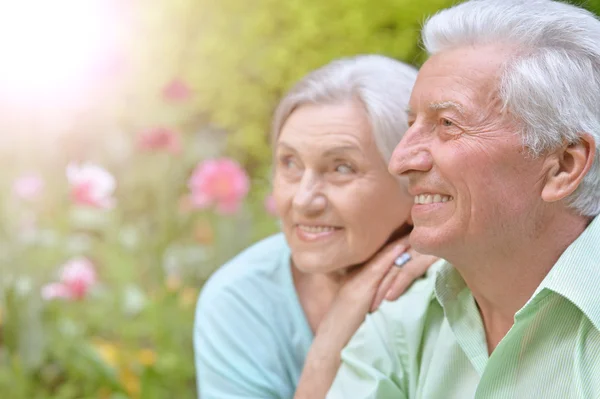 Mooie senior vrouw buiten — Stockfoto