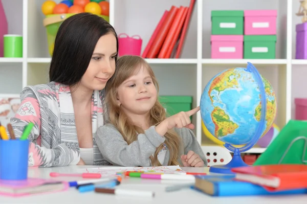 Bella insegnante e bambina — Foto Stock