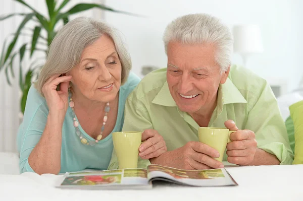 Oudere echtpaar drinken thee — Stockfoto