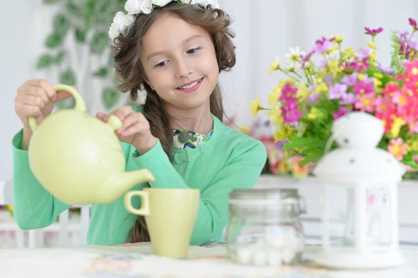 Kleines Mädchen trinkt Tee — Stockfoto