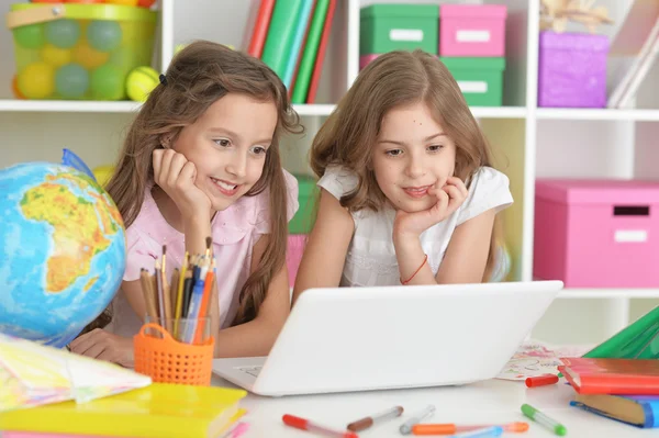 Красивые маленькие девочки с ноутбуком — стоковое фото