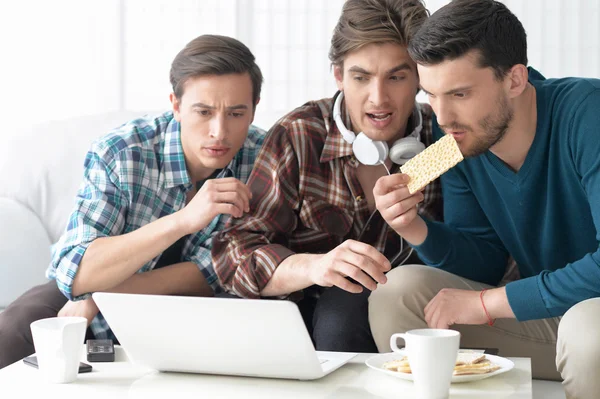 Hombres viendo vídeo en el ordenador portátil —  Fotos de Stock