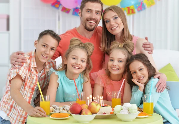 Счастливая семья с вкусной едой — стоковое фото