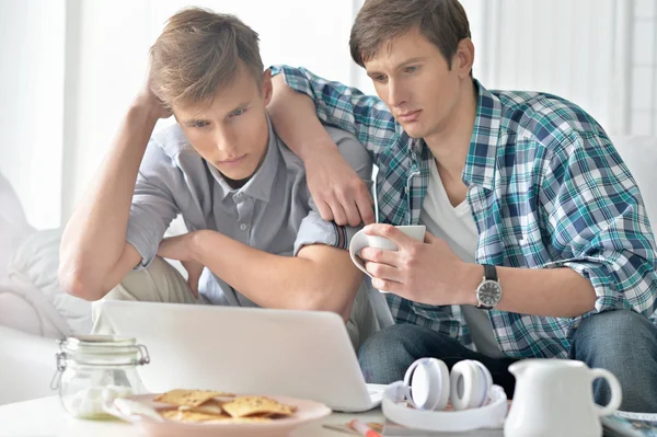 Mannen kijken naar video op laptop — Stockfoto