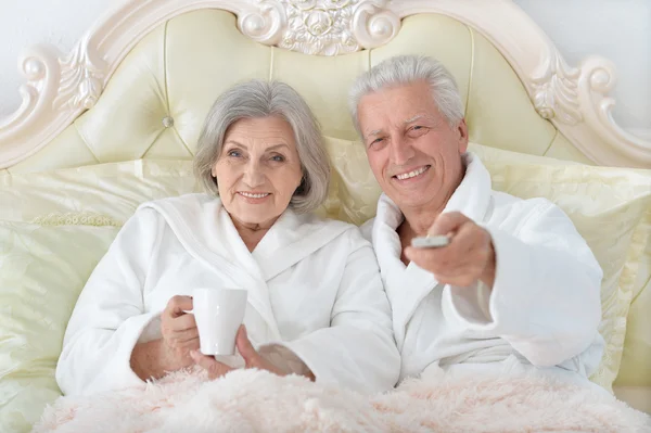 Starší pár v posteli — Stock fotografie