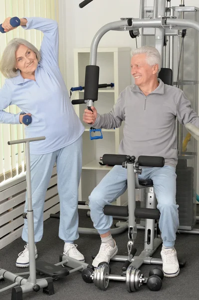 체육관에서 운동 하는 수석 부부 — 스톡 사진