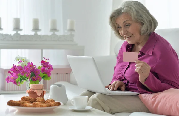 Senior woman  with laptop — Stock Photo, Image
