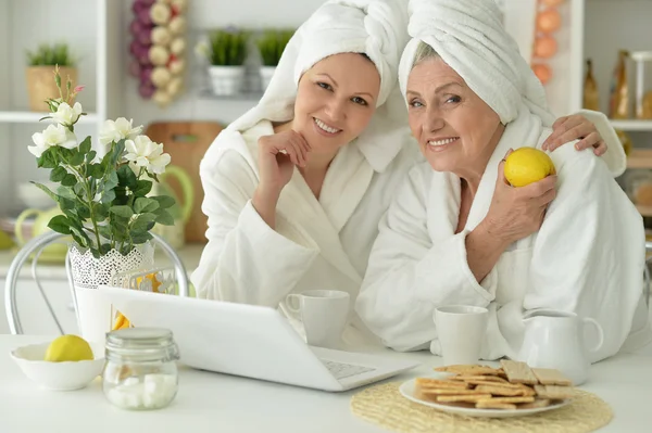 Donna anziana con figlia con laptop — Foto Stock