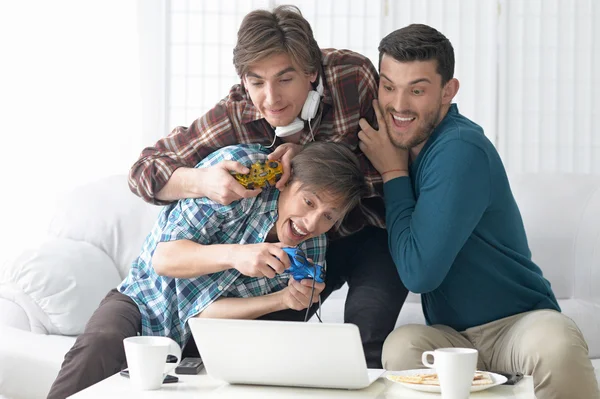 Hommes jouant à des jeux informatiques — Photo