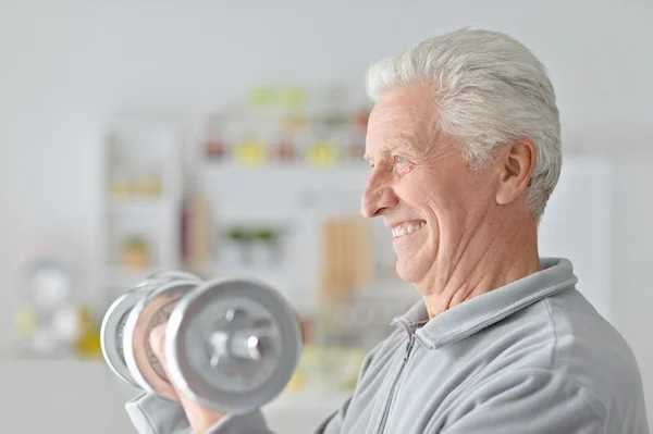 Uomo anziano in palestra — Foto Stock