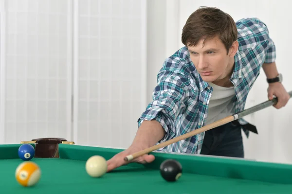 Člověk hraje kulečník billiard klubu — Stock fotografie