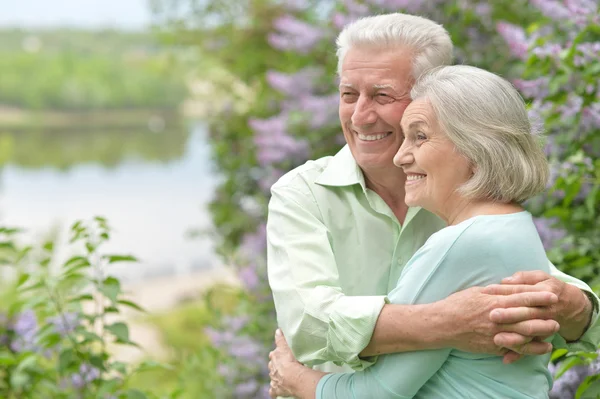 Lyckliga äldre par nära floden — Stockfoto