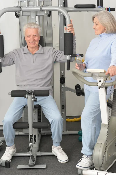 Äldre par träning i gym — Stockfoto