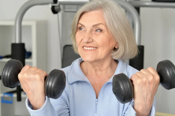 Mulher idosa se exercitando no ginásio — Fotografia de Stock