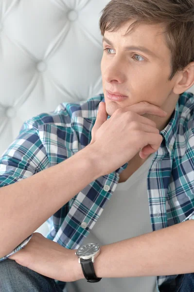 Homem em um estilo casual posando — Fotografia de Stock