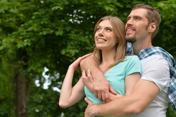 Couple  in summer park — Stock Photo, Image