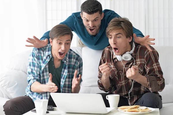 Männer schauen sich Video auf Laptop an — Stockfoto