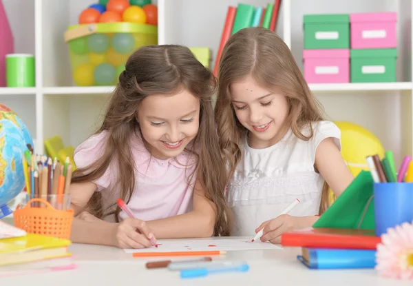 Schöne kleine Mädchen im Unterricht — Stockfoto