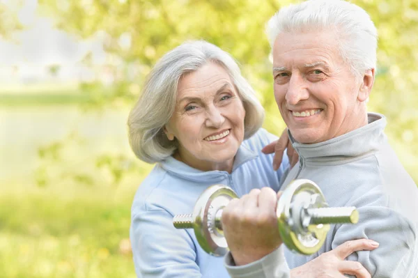 Fittes Senioren-Paar beim Training — Stockfoto