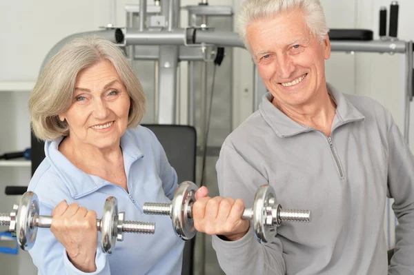 Senior couple exercising in gym — Stock Photo, Image