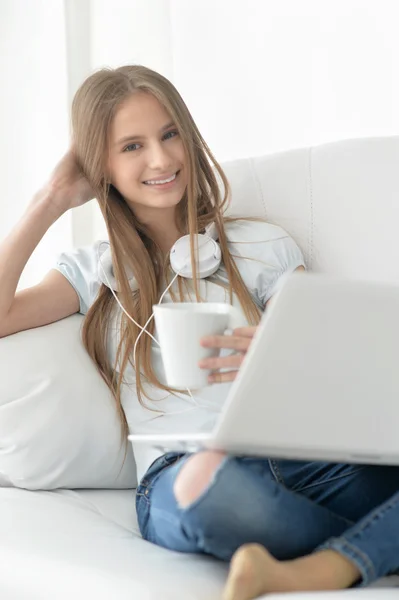 Menina feliz usando laptop — Fotografia de Stock