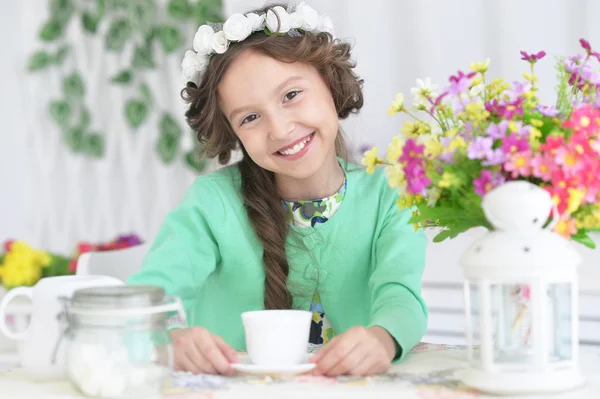 Kleines Mädchen trinkt Tee — Stockfoto