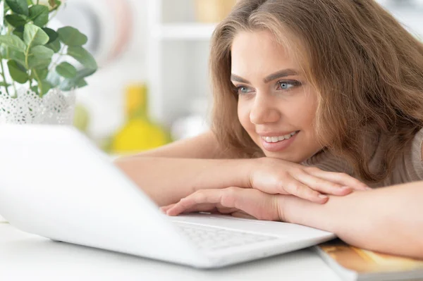 Young woman using laptop — Stock Photo, Image