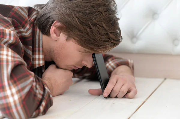 Ung man med telefonen — Stockfoto