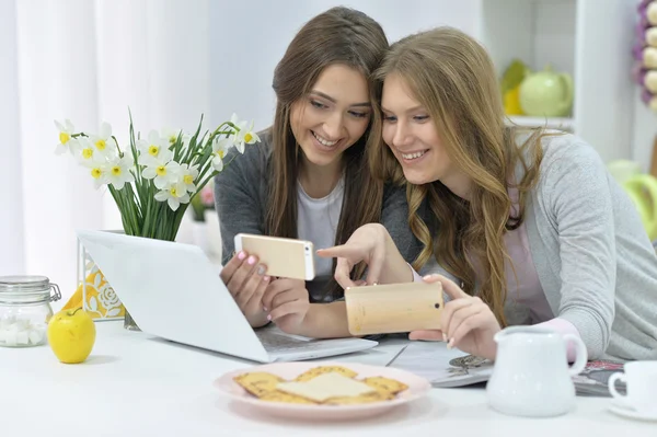 Mulheres com telefones e laptop — Fotografia de Stock