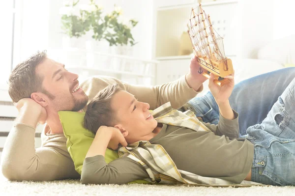 Pai e filho com navio de brinquedo — Fotografia de Stock