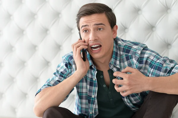 Uomo che parla al telefono — Foto Stock