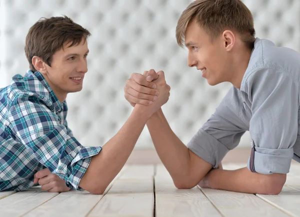 Erkekler masa ve armwrestling — Stok fotoğraf